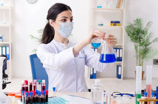 Jovem química do sexo feminino trabalhando no laboratório — Fotografia de Stock