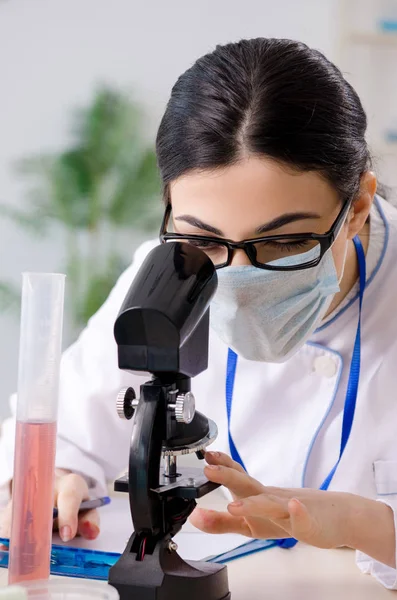 Junge Chemikerin arbeitet im Labor — Stockfoto