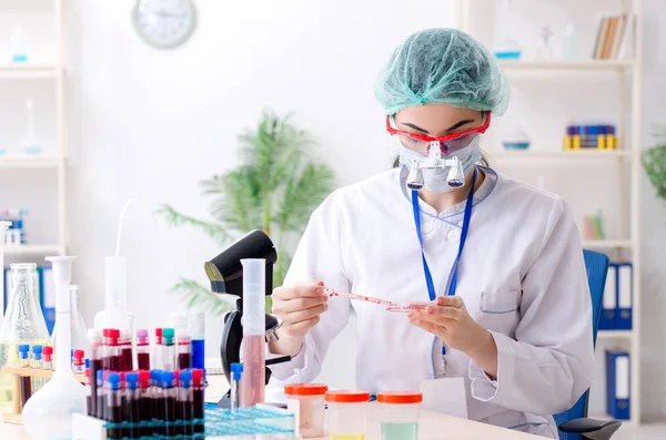 Jovem química do sexo feminino trabalhando no laboratório — Fotografia de Stock