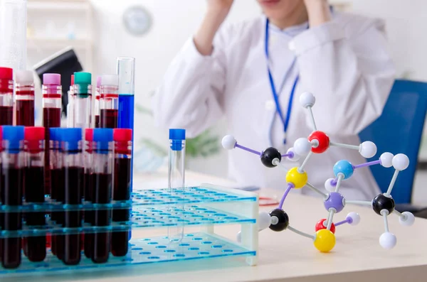 Jovem química do sexo feminino trabalhando no laboratório — Fotografia de Stock