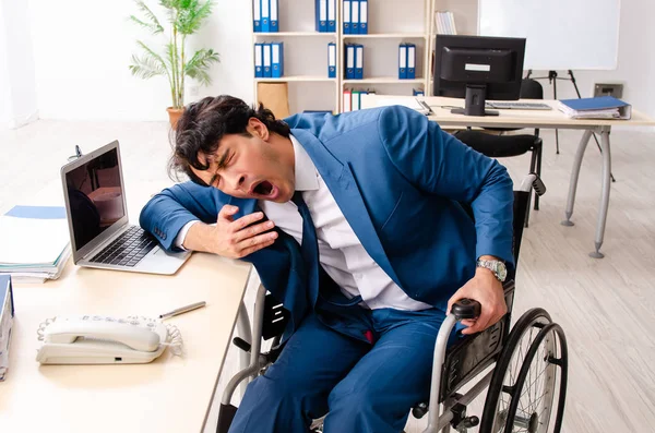 Impiegato di sesso maschile in sedia a rotelle che lavora in ufficio — Foto Stock