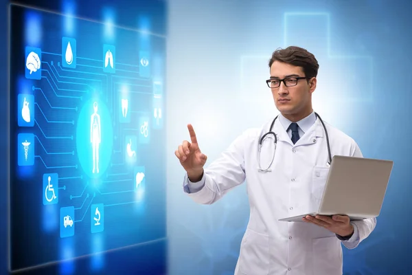Läkare i telemedicin koncept tittar på skärmen — Stockfoto