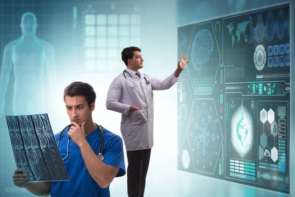Doctor en concepto de telemedicina mirando la imagen de rayos X — Foto de Stock