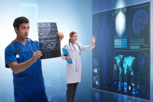 Doctor en concepto de telemedicina mirando la imagen de rayos X —  Fotos de Stock