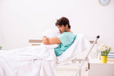 Yakışıklı delikanlı hastanede kalacak 