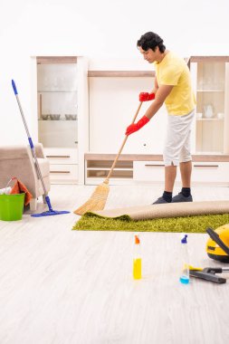 Ev işi yapan genç yakışıklı erkek 