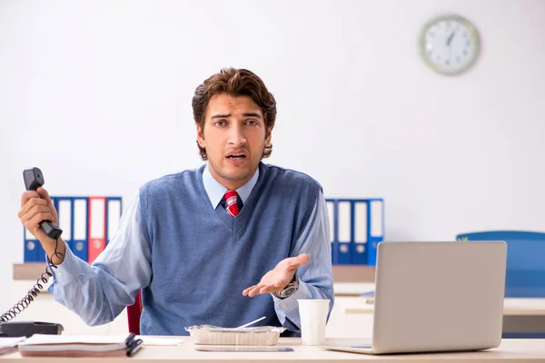 Junge hübsche Angestellte, die im Büro arbeitet — Stockfoto