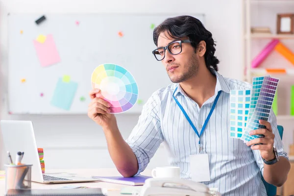 Joven diseñador masculino guapo trabajando en la oficina — Foto de Stock