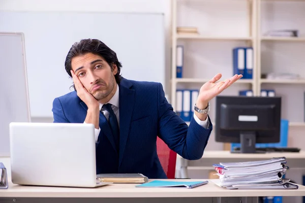 Ung stilig affärsman arbetar på kontoret — Stockfoto