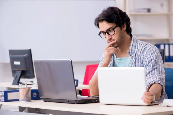 It specialist working in the office — Stock Photo, Image