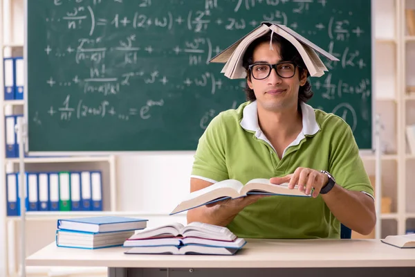 Estudante bonito na frente de quadro-negro com fórmulas — Fotografia de Stock