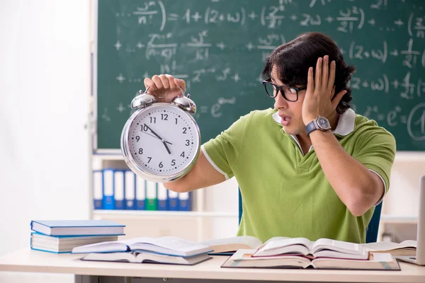 Murid tampan di depan papan tulis dengan rumus — Stok Foto