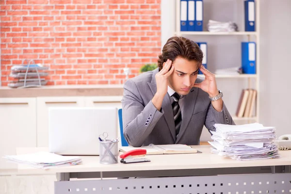 Giovane uomo d'affari che lavora in ufficio — Foto Stock