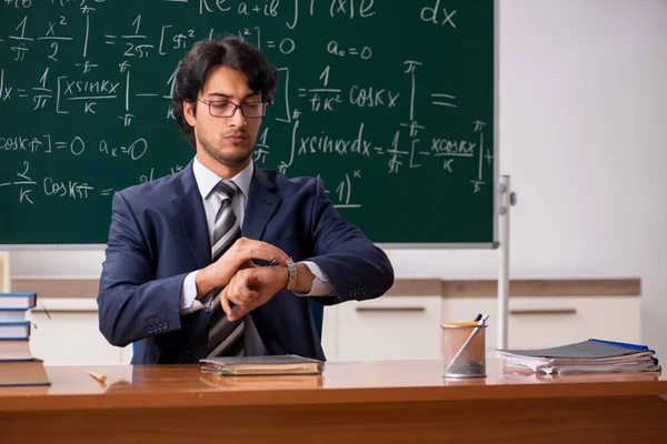 年轻的男数学老师在教室里 — 图库照片