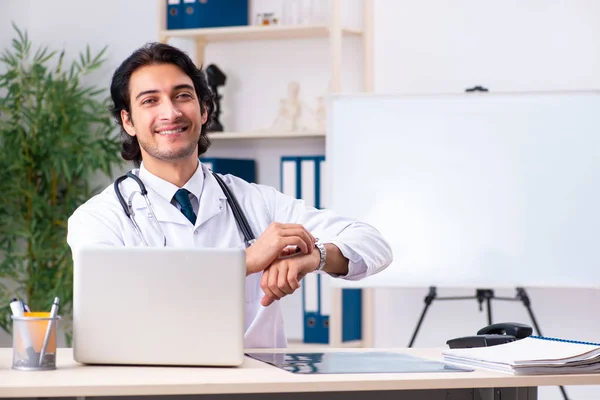 Ung snygg läkare arbetar i kliniken — Stockfoto