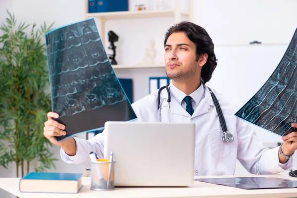 Ung snygg läkare radiolog arbetar på kliniken — Stockfoto