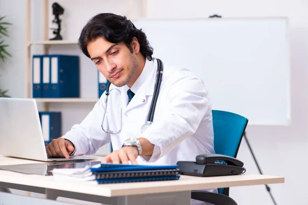 Jovem médico bonito no conceito de telemedicina — Fotografia de Stock