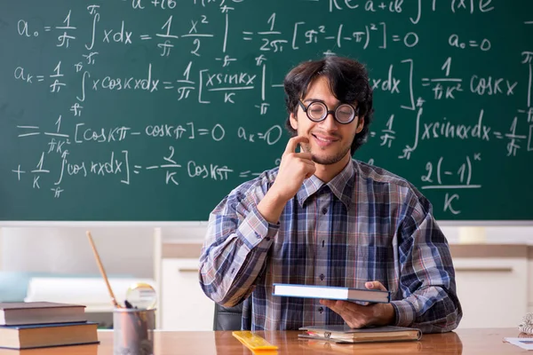 Engraçado professor de matemática masculino na sala de aula — Fotografia de Stock