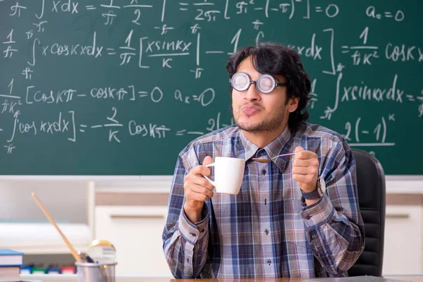 Profesor de matemáticas masculino divertido en el aula — Foto de Stock