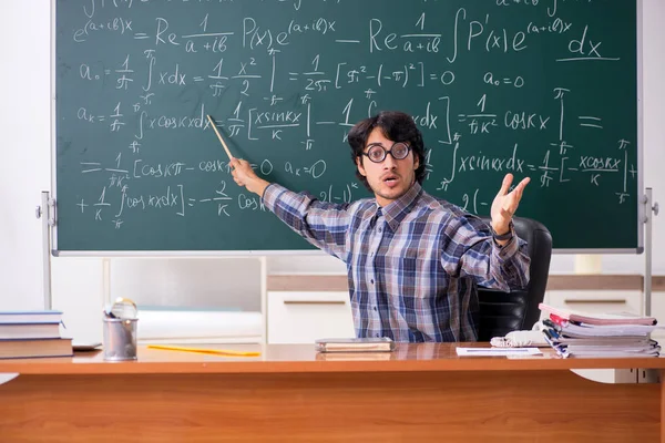 Grappige mannelijke wiskundeleraar in de klas — Stockfoto