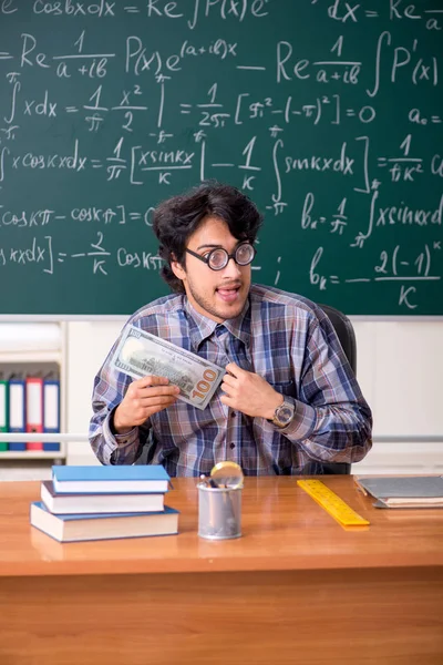 Engraçado professor de matemática masculino na sala de aula — Fotografia de Stock