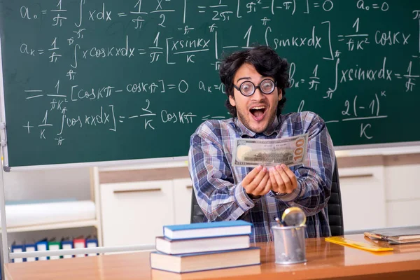 Смішний вчитель математики в класі — стокове фото