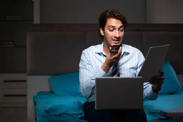 Empresário cansado trabalhando horas extras em casa à noite — Fotografia de Stock