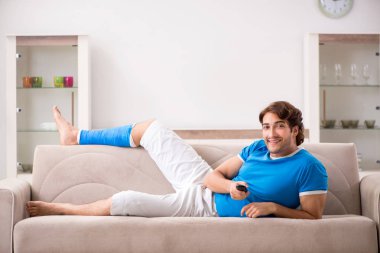 Koltukta genç adam bacağı yaralı