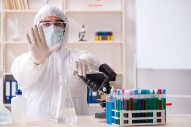 Laboratuvarda çalışan yakışıklı bir kimyager. 