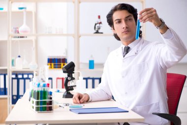 Laboratuvarda çalışan yakışıklı bir kimyager. 