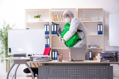 Profesyonel müteahhit ilaçlama ofisinde yapıyor 