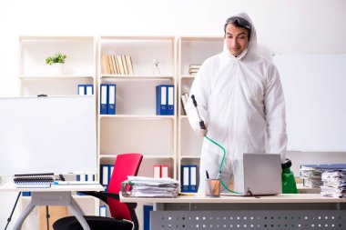 Profesyonel müteahhit ilaçlama ofisinde yapıyor 