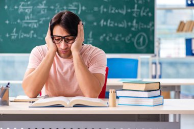 Sınıftaki genç erkek öğrenci. 