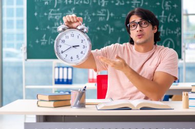 Sınıftaki genç erkek öğrenci. 