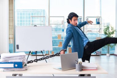 Zincirli erkek çalışan, aşırı çalışmaktan memnun değil. 