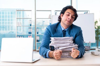 Zincirli erkek çalışan, aşırı çalışmaktan memnun değil. 