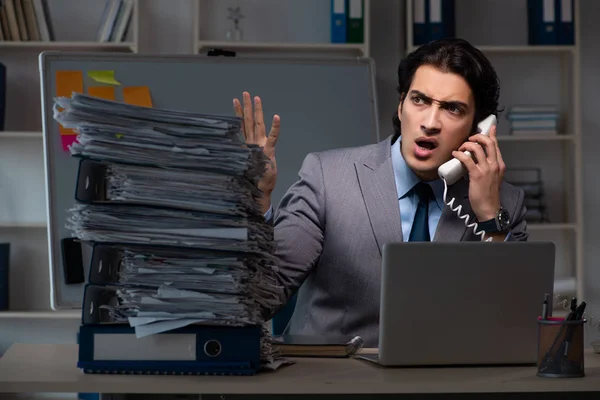 Junger männlicher Mitarbeiter arbeitet spät im Büro — Stockfoto