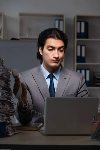 Joven empleado masculino trabajando hasta tarde en la oficina —  Fotos de Stock