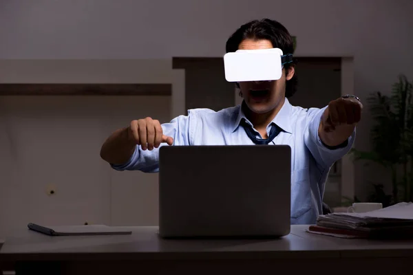 Fiatal munkavállaló a virtuális szemüvegek, éjjel az irodában — Stock Fotó