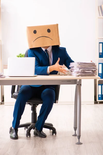 Hombre infeliz empleado con caja en lugar de su cabeza — Foto de Stock