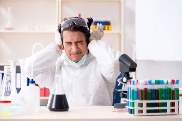 Giovane bel chimico che lavora in laboratorio — Foto Stock