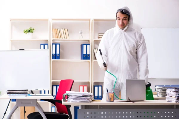 Professionell entreprenör gör skadedjursbekämpning på kontor — Stockfoto