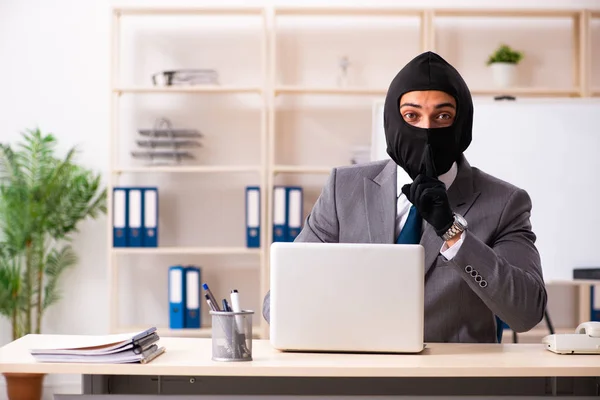 Männlicher Gangster stiehlt Informationen aus Büro — Stockfoto