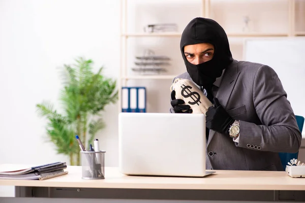 Gangster pria mencuri informasi dari kantor. — Stok Foto