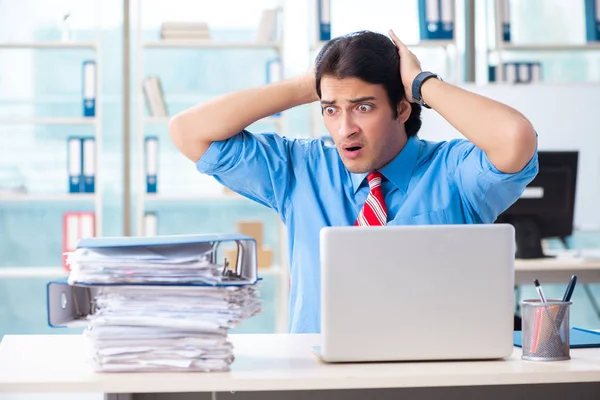 Bonito empresário infeliz com excesso de trabalho no escritório — Fotografia de Stock