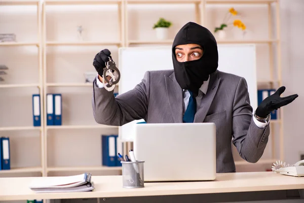 Männlicher Gangster stiehlt Informationen aus Büro — Stockfoto