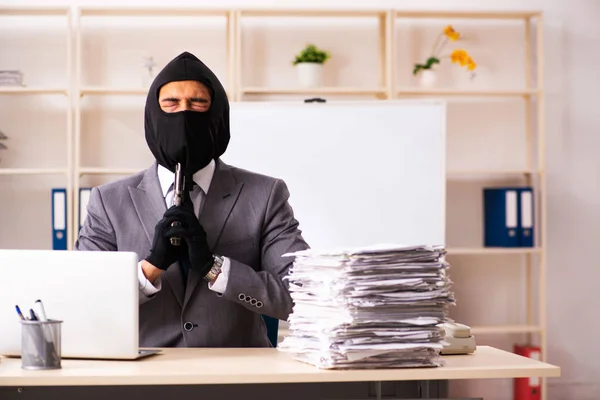 Gángster masculino robando información de la oficina —  Fotos de Stock