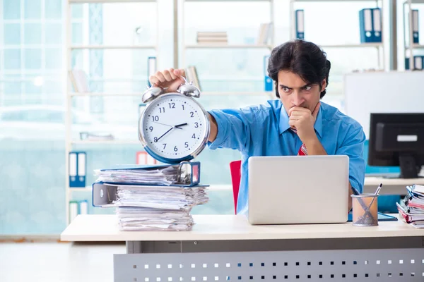 Hombre de negocios guapo descontento con el trabajo excesivo en la oficina — Foto de Stock