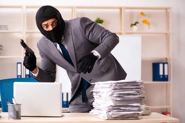 Männlicher Gangster stiehlt Informationen aus Büro — Stockfoto