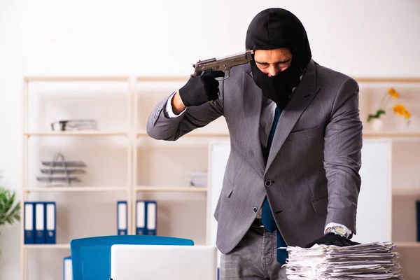 Male gangster stealing information from the office — Stock Photo, Image